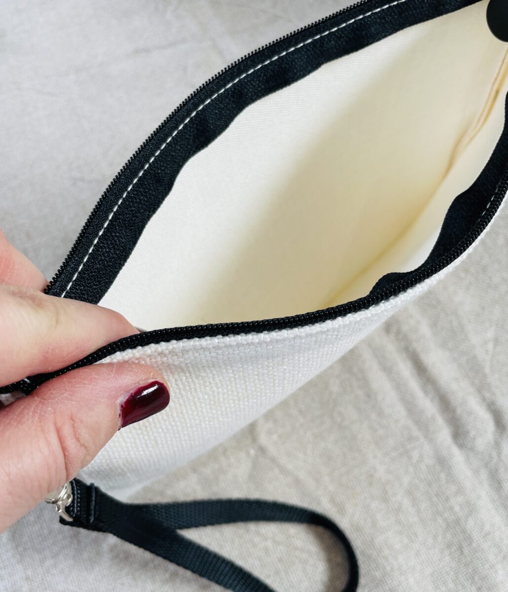 mum/mummy in a million, Linen Bag with Wristlet image 2