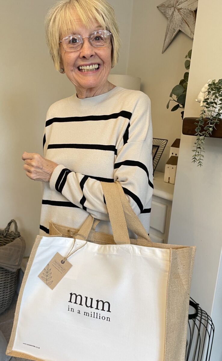 Mum in a million, Large Jute Shopping Bag image 4